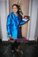 Aruna Irani at the launch of Sharda Sunder_s book in Nehru on 10th April 2010 (4).JPG